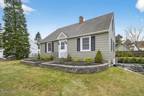 17 Schuyler Ave, Latham, NY 12110