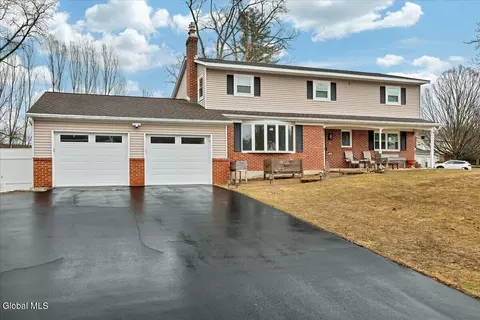 10 Appletree Ln, Clifton Park, NY 12065