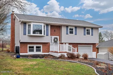 51 Par Cir, Albany, NY 12208