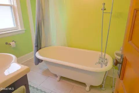 Bath - 11 Washington Rd, Schenectady, NY 12302 photo 2 of 3