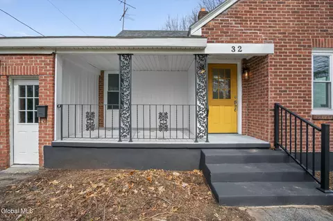 Exterior - 32 Priscilla Ln, Schenectady, NY 12306 photo 2 of 5