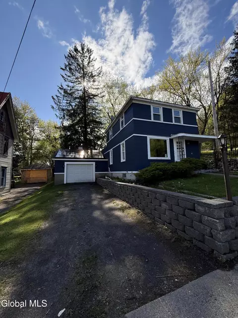 27 N Mcnab Ave, Gloversville, NY 12078