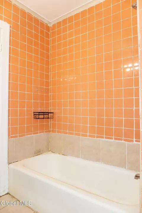 Bath - 6 Harvard St, Schenectady, NY 12304 photo 2 of 2