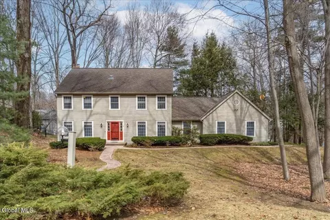 61 Robinwood Dr, Clifton Park, NY 12065