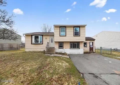 8252 Elaine Cir, Liverpool, NY 13090