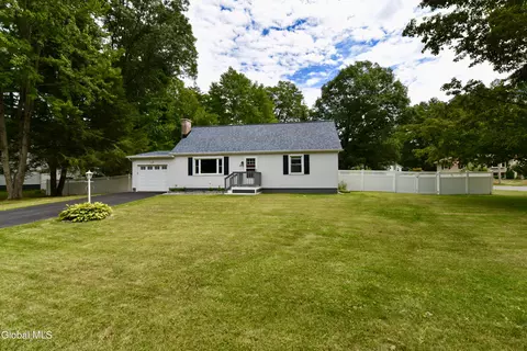 23 Newcastle Rd, Halfmoon, NY 12065