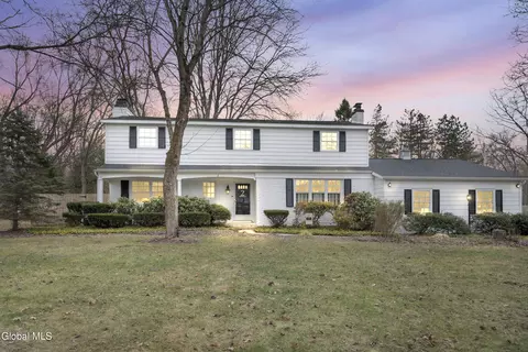 2 Madrid Ct, Clifton Park, NY 12065