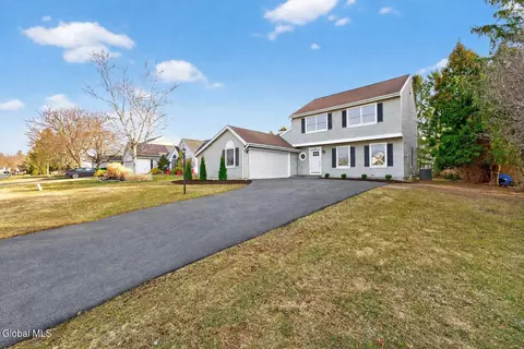 18 Rockefeller Blvd, Rensselaer, NY 12144