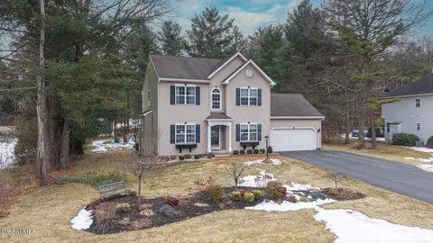 7 Hyde Ct, Queensbury, NY 12804