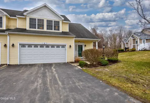 6 Robins Nest, Niskayuna, NY 12309