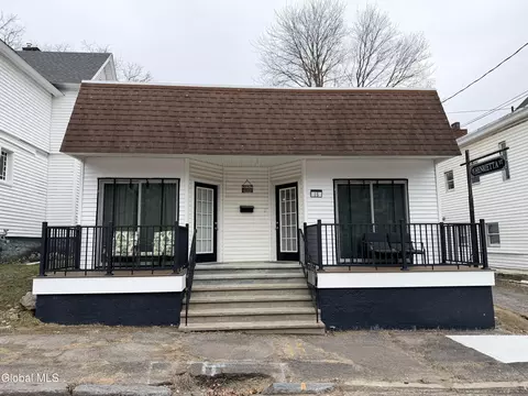 15 Henrietta St, Amsterdam, NY 12010