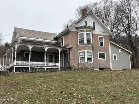 8 1st St, Port Henry, NY 12974