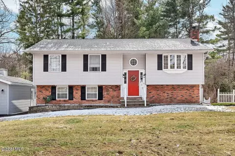 33 Acorn Ave, Clifton Park, NY 12065