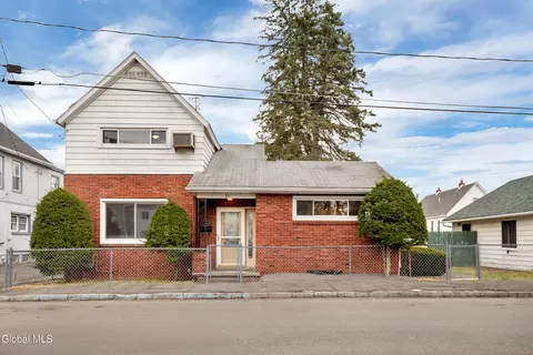 71 3rd Ave, Waterford, NY 12188