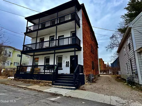 8 Gardiner St, Amsterdam, NY 12010