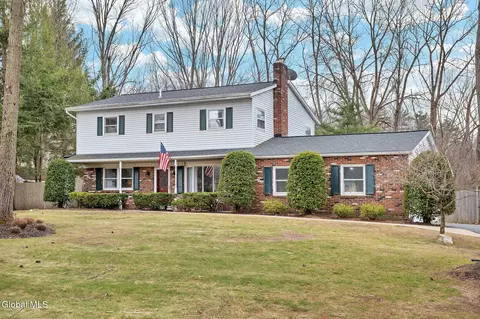 15 Apple Tree Ln, Clifton Park, NY 12065
