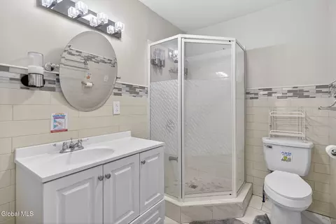 Bath - 4 Daggett Ter, Schenectady, NY 12307 photo 1 of 2