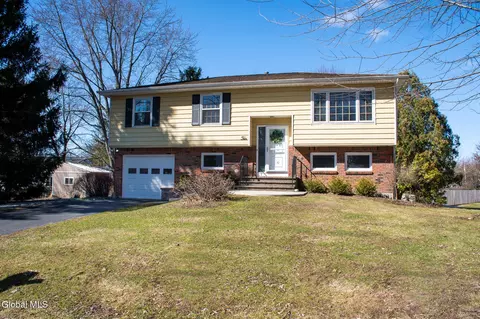 10 Meadowlark Dr, Latham, NY 12110
