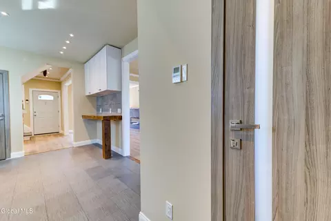 Entry Way - 8 Sheldon St, Schenectady, NY 12308 photo 3 of 5