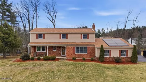 16 Hearthside Dr, Ballston Lake, NY 12019