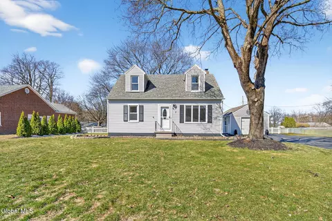 7 Newcomb Dr, Loudonville, NY 12211