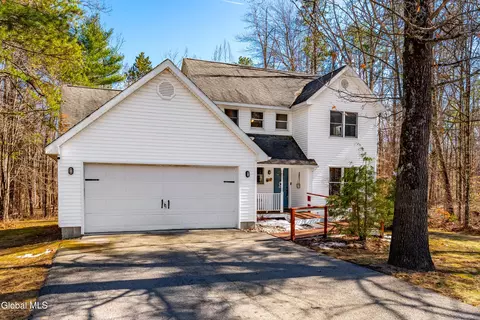 4 Wallingford Ct, Gansevoort, NY 12831