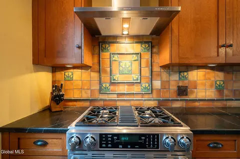 Kitchen - 18 Bridge St, Slingerlands, NY 12159 photo 4 of 7
