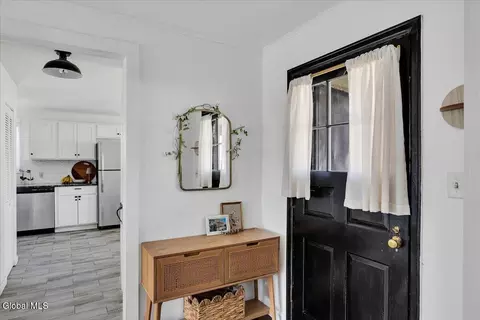Entry Way - 124 Beacon Rd, Glenmont, NY 12077 photo 2 of 4