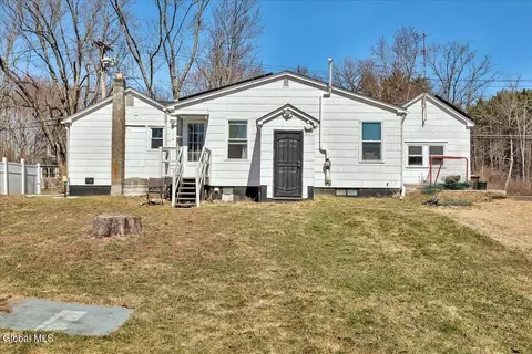 Exterior - 124 Beacon Rd, Glenmont, NY 12077 photo 5 of 8