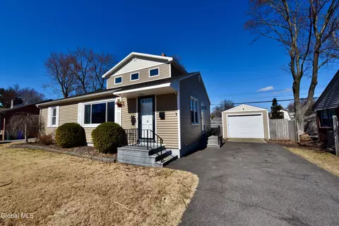 30 Forest Dr, Colonie, NY 12205