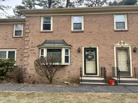 204 Point Of Woods Dr, Albany, NY 12203