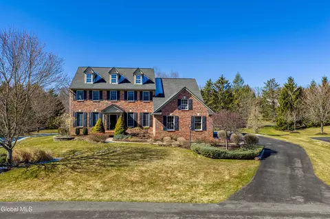 7 Shelbourne Dr, Loudonville, NY 12211
