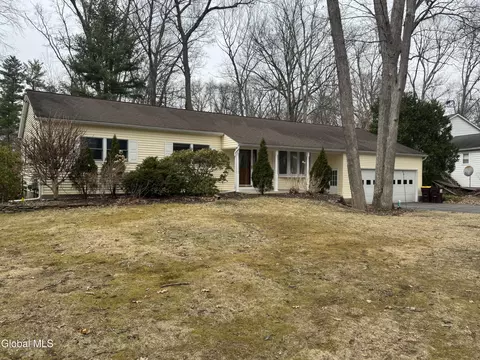 13 Secada Dr, Clifton Park, NY 12065