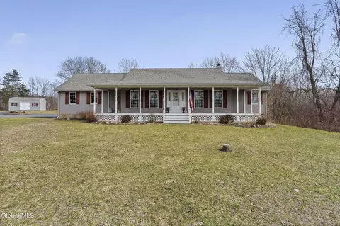 32 Halsted Ln, Ravena, NY 12143