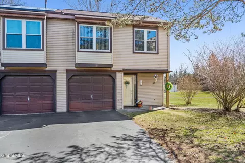 19 Kensington Sq, Cohoes, NY 12047