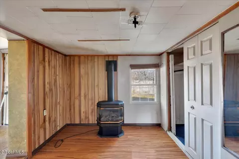 Living - 89 Morris Rd, Schenectady, NY 12304 photo 2 of 3