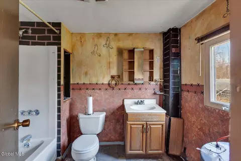 Bath - 89 Morris Rd, Schenectady, NY 12304 photo 1 of 1