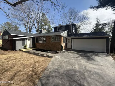 2080 Van Antwerp Rd, Niskayuna, NY 12309