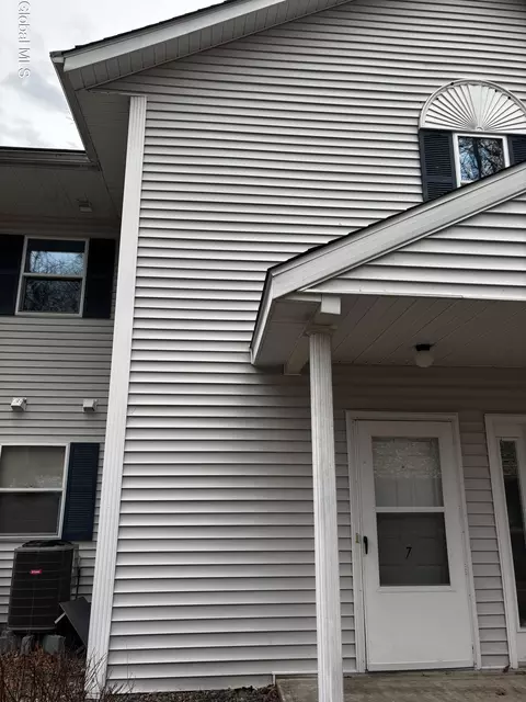 1307 Greenwich Dr, Albany, NY 12203
