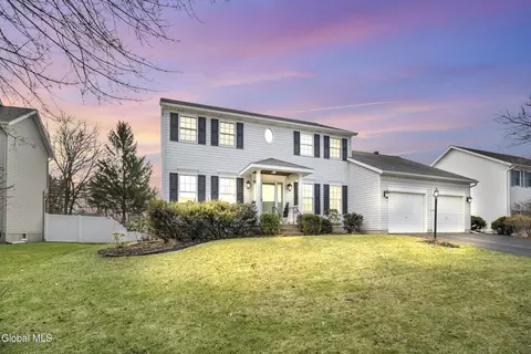 20 Valleywood Dr, Niskayuna, NY 12309