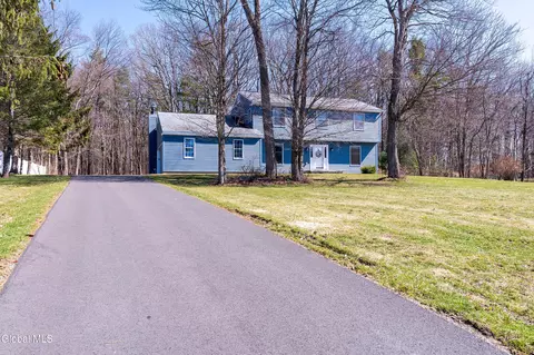 24 Huntswood Ln, East Greenbush, NY 12061