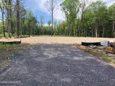 1 Oak Rd, Malta, NY 12020