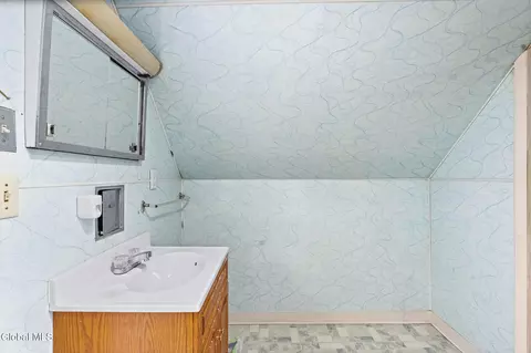 Bath - 246 E Campbell Rd, Schenectady, NY 12303 photo 3 of 3
