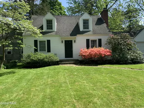 2212 Niskayuna Dr, Niskayuna, NY 12309