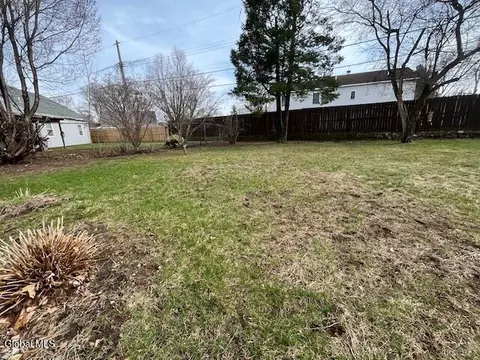 Exterior - 1051 Inner Dr, Schenectady, NY 12303 photo 3 of 4