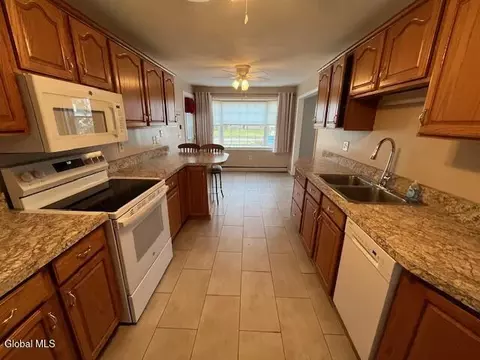 Kitchen - 1051 Inner Dr, Schenectady, NY 12303 photo 8 of 9