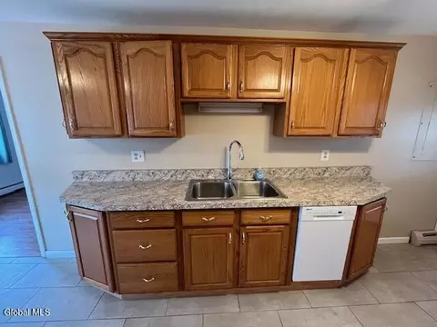 Kitchen - 1051 Inner Dr, Schenectady, NY 12303 photo 6 of 9