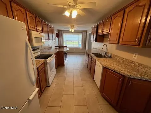 Kitchen - 1051 Inner Dr, Schenectady, NY 12303 photo 7 of 9