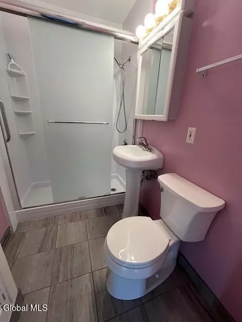 Bath - 1051 Inner Dr, Schenectady, NY 12303 photo 1 of 2