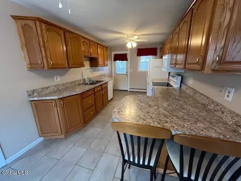 Kitchen - 1051 Inner Dr, Schenectady, NY 12303 photo 3 of 9